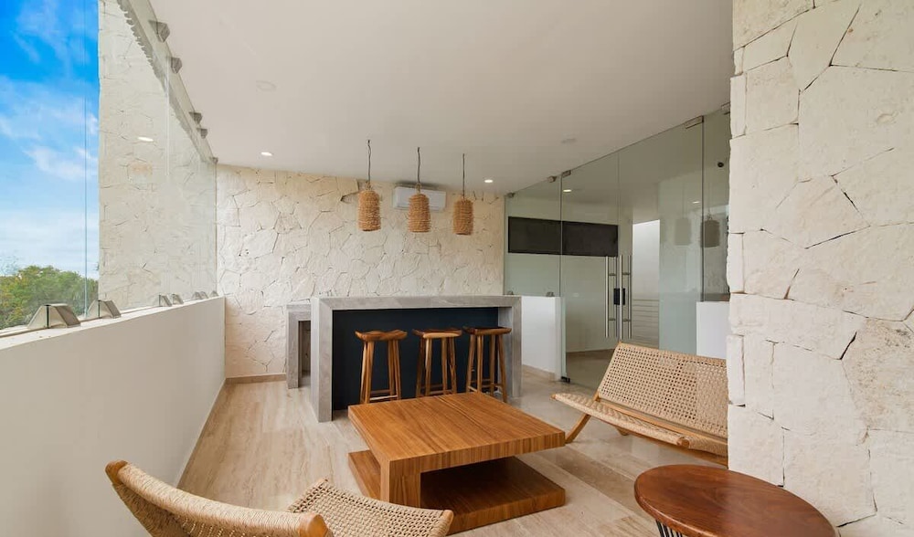 Prime Location 2 BR Apartment With Natural Ligthed & LX Amenities by Waves Management