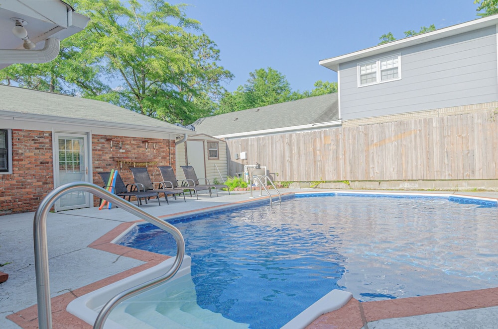 Relaxing 3BR Getaway with Pool and games