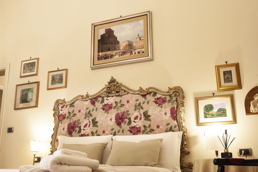 B&B Gran Suite Piazza Maggiore view 3