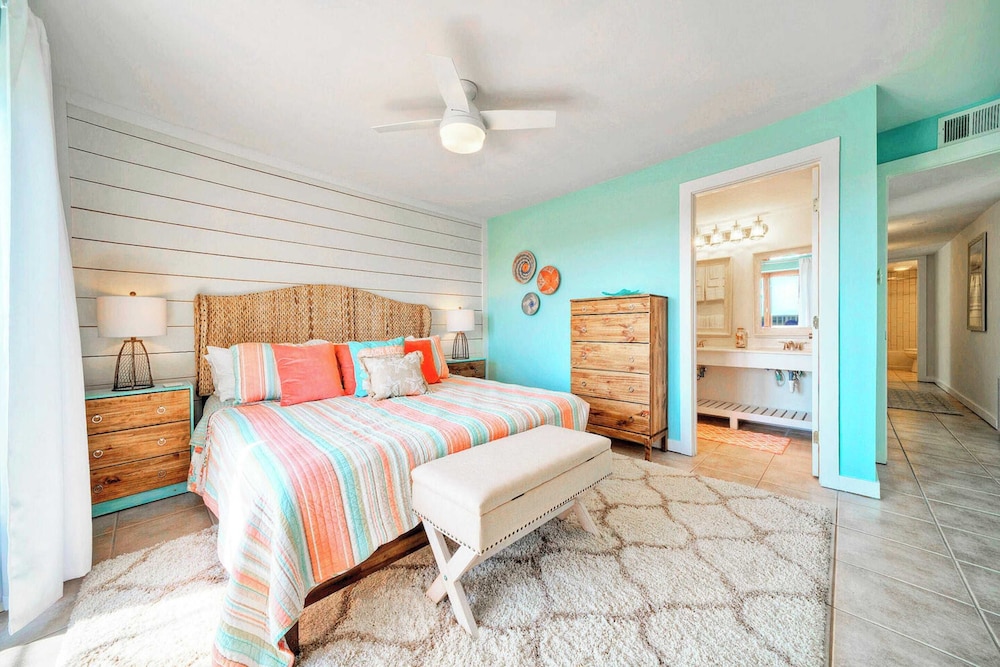 Sleeps 18 2 Beachfront Condos w/ 2 Pools, Tennis/pickleball, Beach Boardwalk