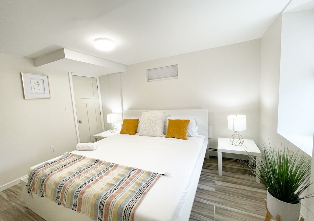 Fox Point Modern Apartment view 5
