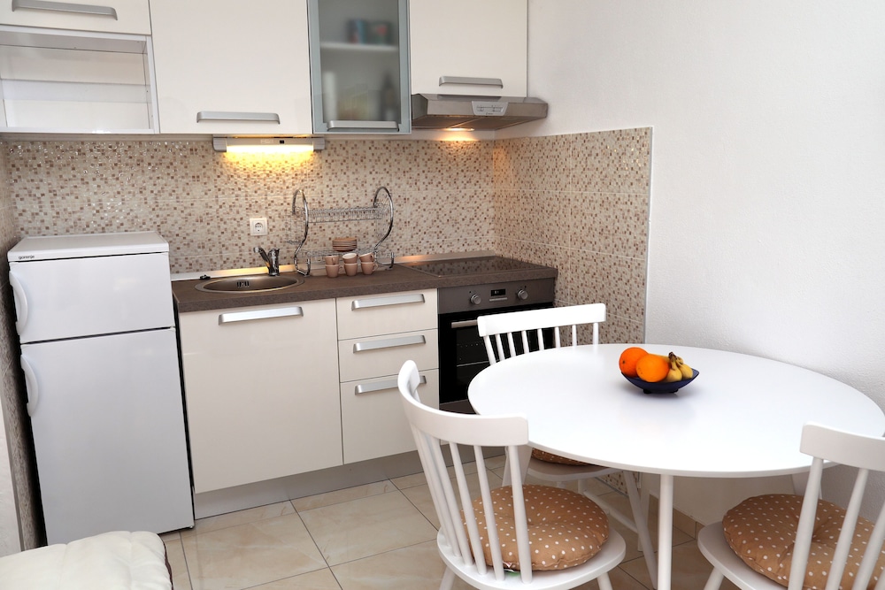 Remarkable 2-bed Apartment in Okrug Gornji photo 4