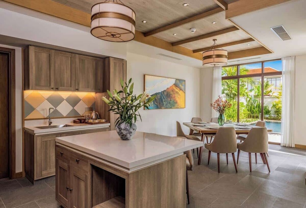 Beachside Villa: 2BR Private Pool & Breakfast