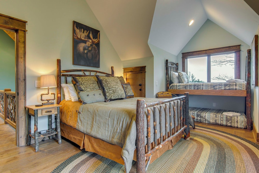Sip on Deck & Enjoy Views! Mtn Lodge in Glenville