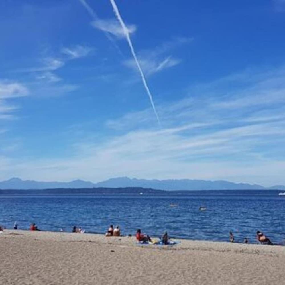 1BR 1 5 BA Alki Beach Escape Romantic Waterfront view 5