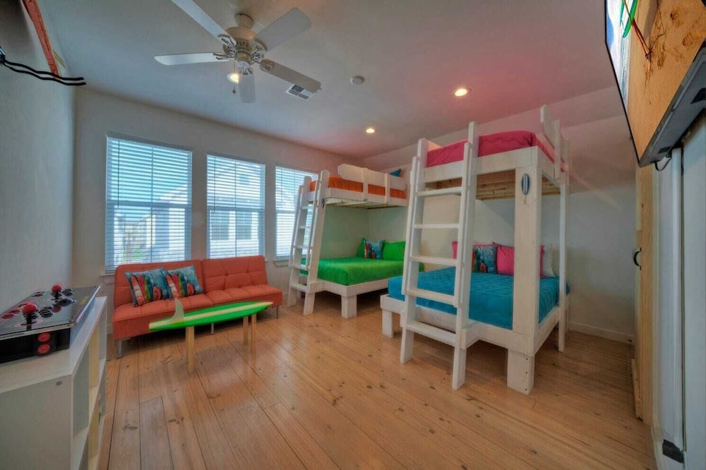 2 Homes in Old Town by Avantstay Sleeps 19, Pool, Newly Built Walk to Eats, Music, & More