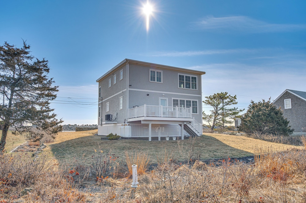 Walk to Rye Harbor State Park: Home w/ Ocean Views