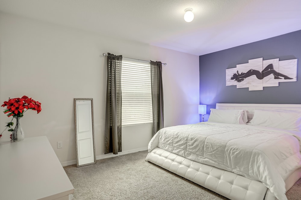 Modern Family Townhome w/ Patio in Riverview!