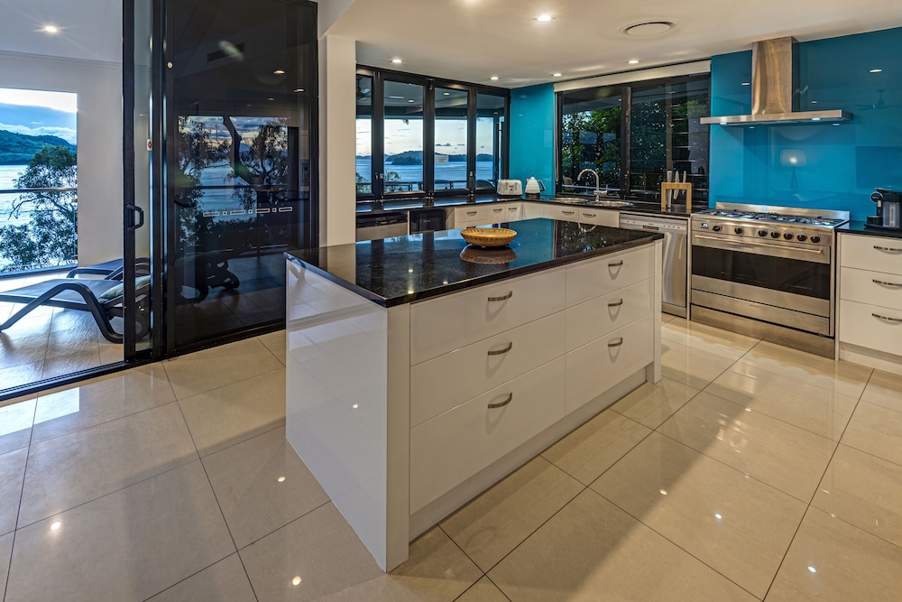 Villa 2 The Edge Oceanfront Deluxe 4 Bedroom Near Marina With Golf Buggy