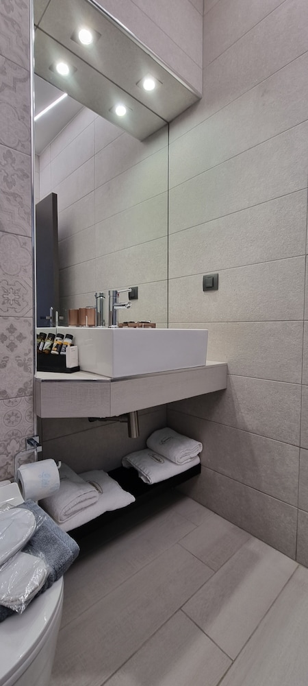 LUXSUITES