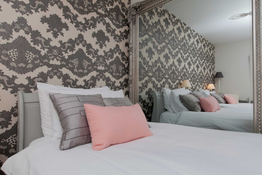 Holyrood Residence - Luxury Apartment With Parking