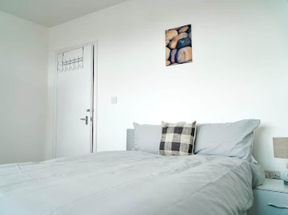 Clean, Spacious 2-bed Apartment in Brierley Hill view 2