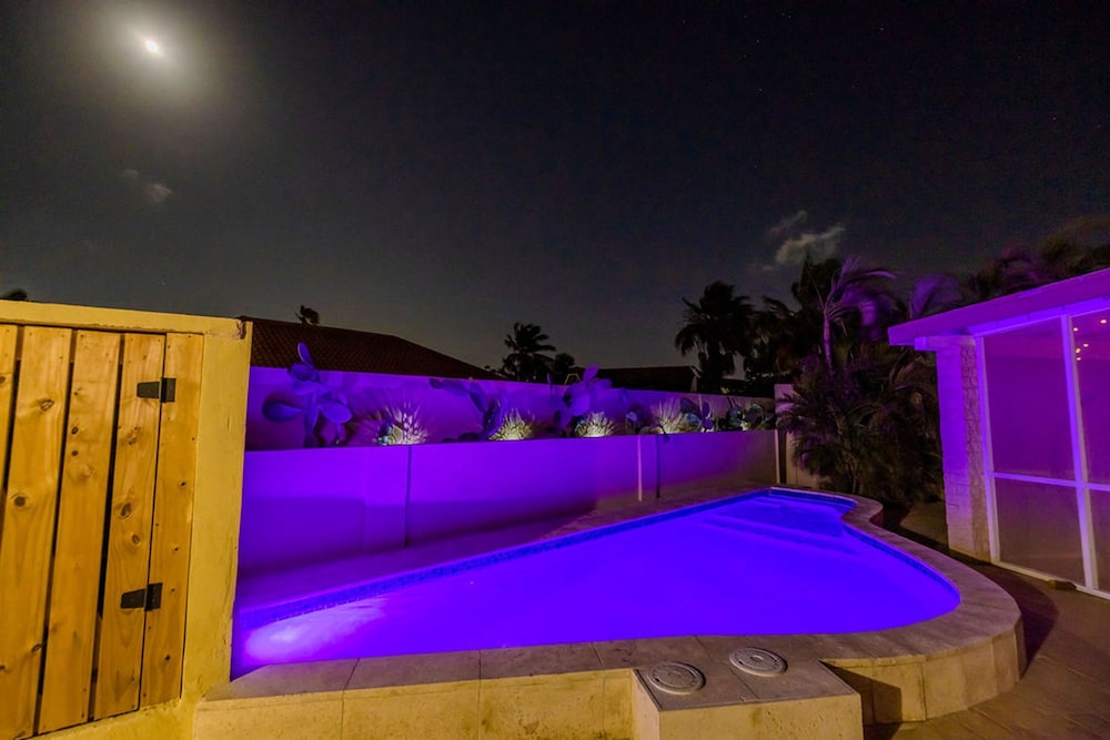 Cozy Central 4br3ba Home w Pvt Pool Largegarden