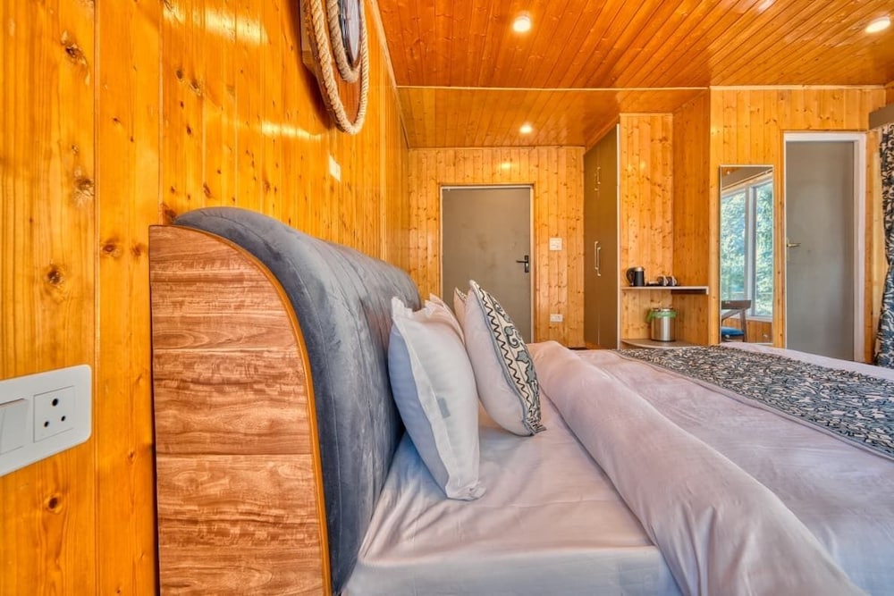 Xenious White House Eco Resort