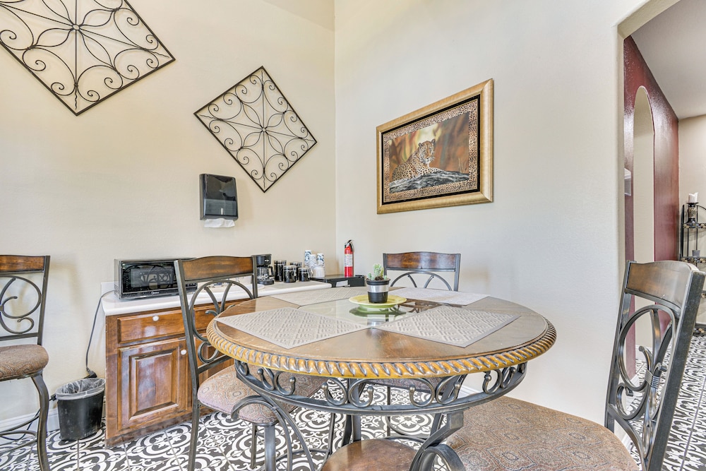 Golf, Fish & More: Cozy Safari Unit in Atwater!
