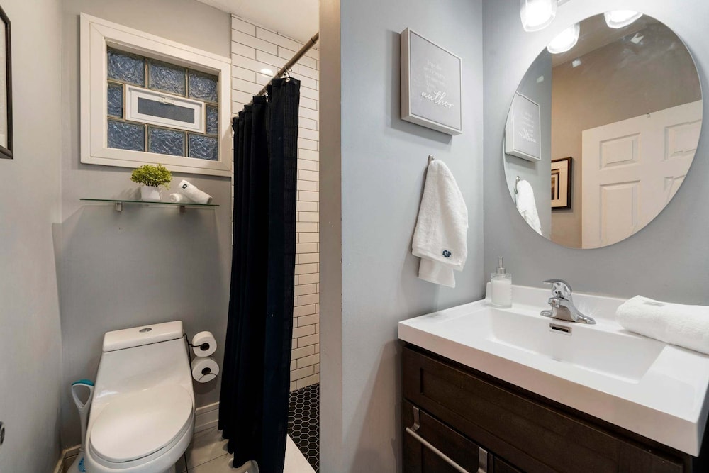 Cozy 2 Bed Home by West Loop With Parking Laundry