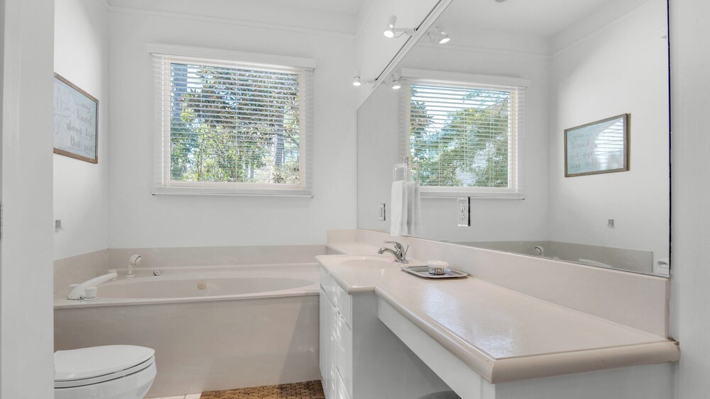 Charming Beach Cottage, 2 Pools and Tennis Access + Free Attraction Tickets!
