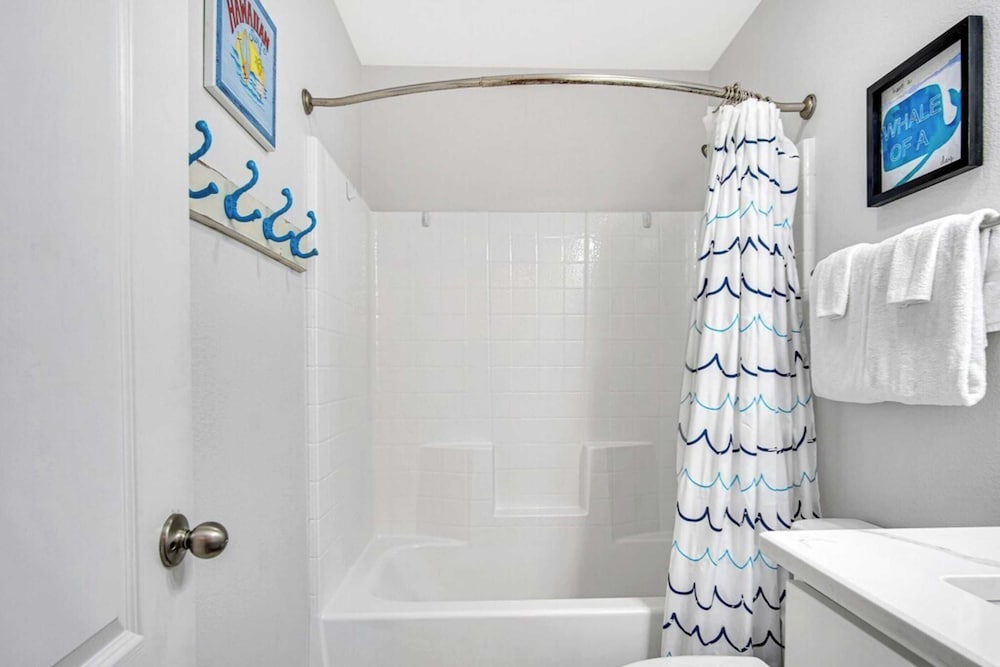 Purple Parrot by Avantstay Heated Pool, Beach Access & Central Port A Location