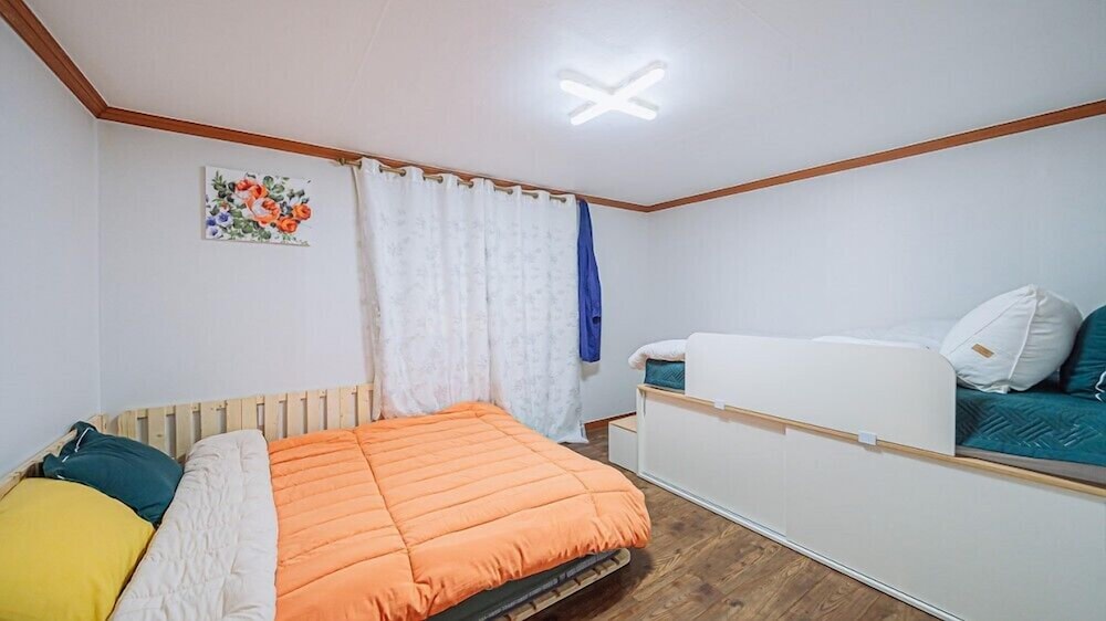 Family Gem Near the Chain of Lakes in Eagle River!