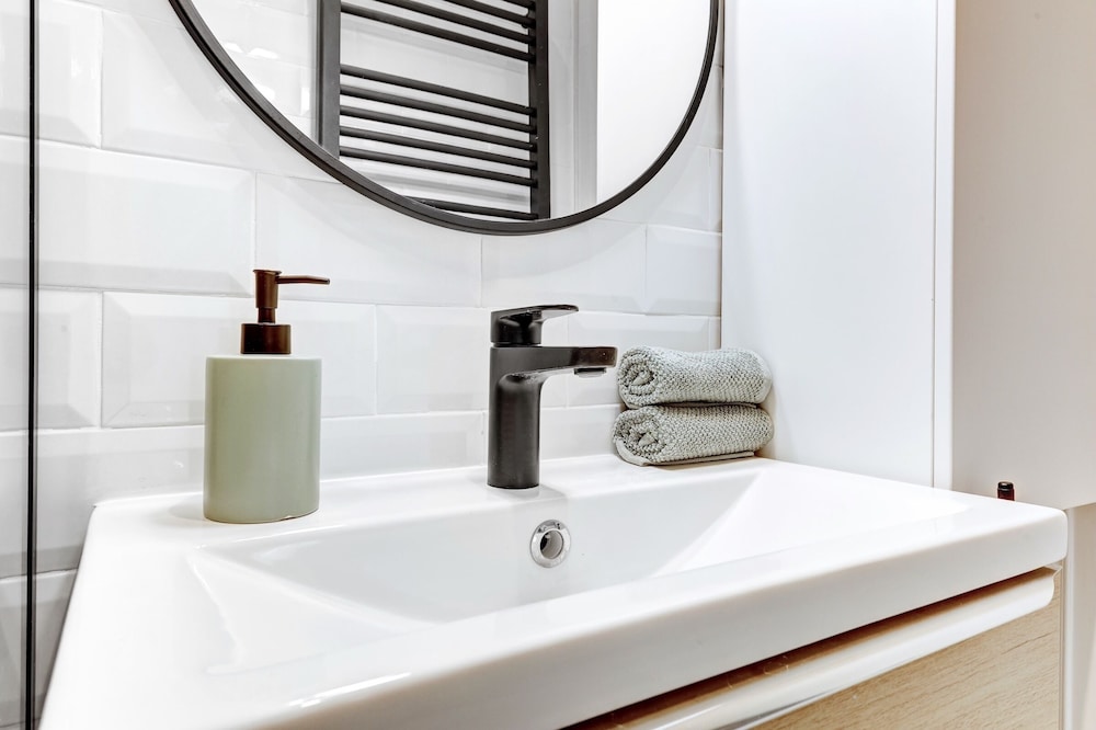 Chic 1BR by Eiffel Tower & Champ de Mars