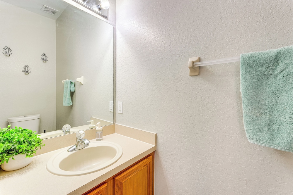 9 Mi to Disney: Gated Resort Escape w/ Pool Access
