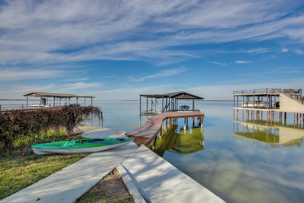 Dock & Fire Pit: Lakefront Gun Barrel City Getaway