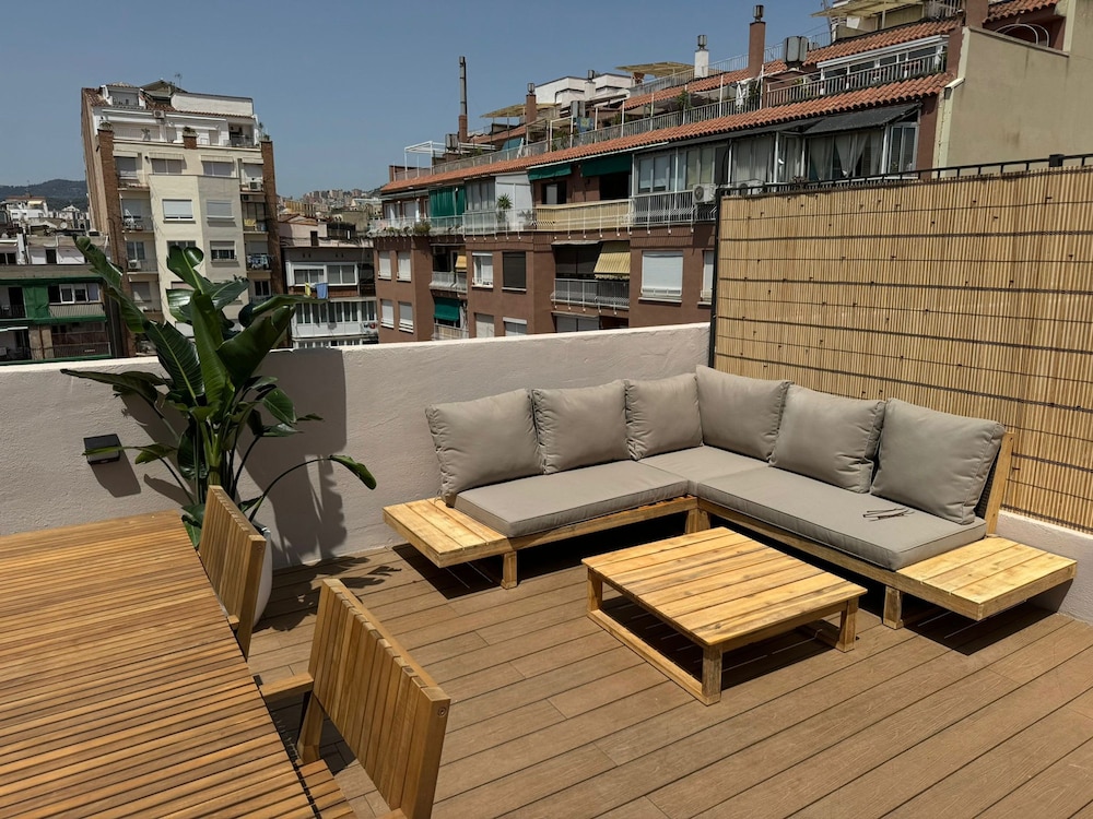The Roger Terrace 2BR With Pool gym in Barcelona