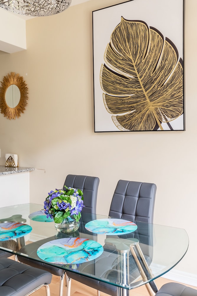 Modern 3BR 2BA Townhome in Lakeshore