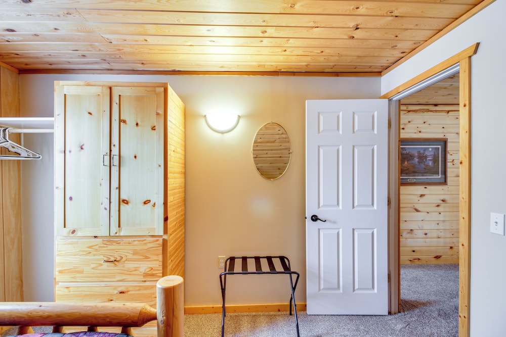 6 Mi to Spider Lake ATV Trails: Cabin w/ Fire Pit