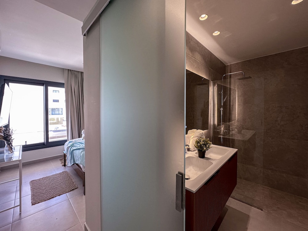 Beautiful Brand new Beach Condo w Picuzzi