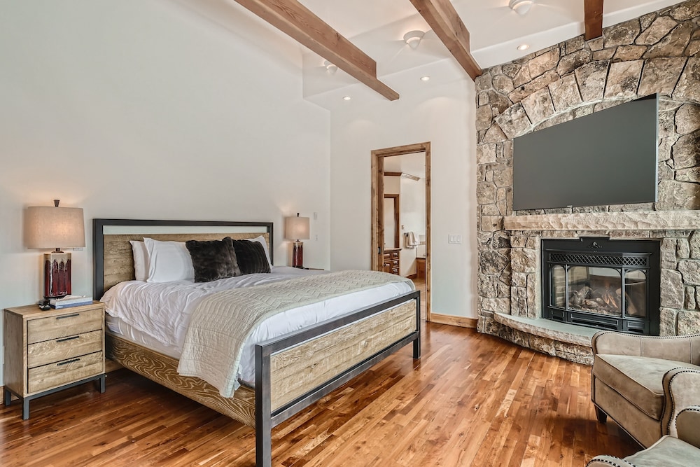 New Listing! Apres & Fairway Retreat 5 Bedroom Home by RedAwning view 3