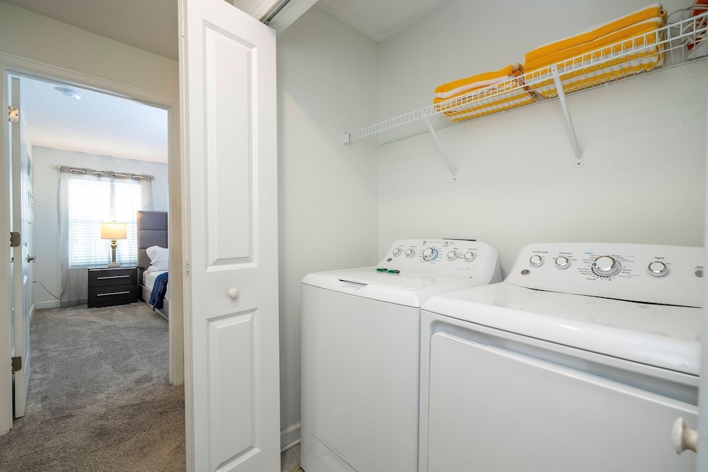 Beautiful 4 BR Close to Disney
