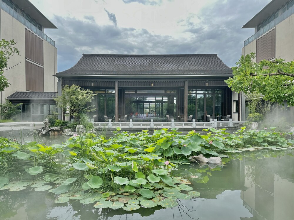 Blue City Fenghe Resort Hotel