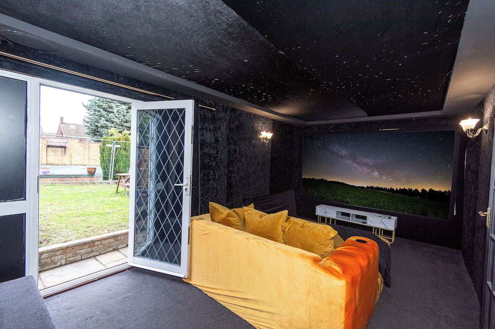 Heathrow House with Hot tub and Garden