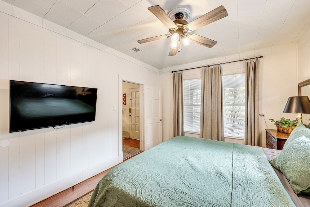 < 1 Mi to Historic Dtwn Texarkana: Charming Home!