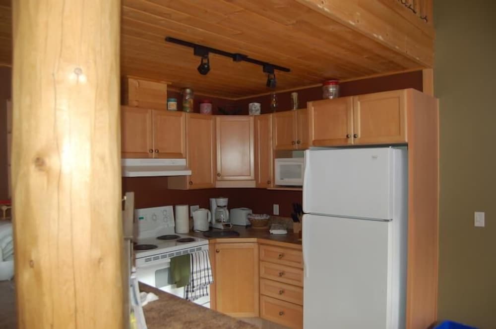 Creekview Court by Apex Accommodations