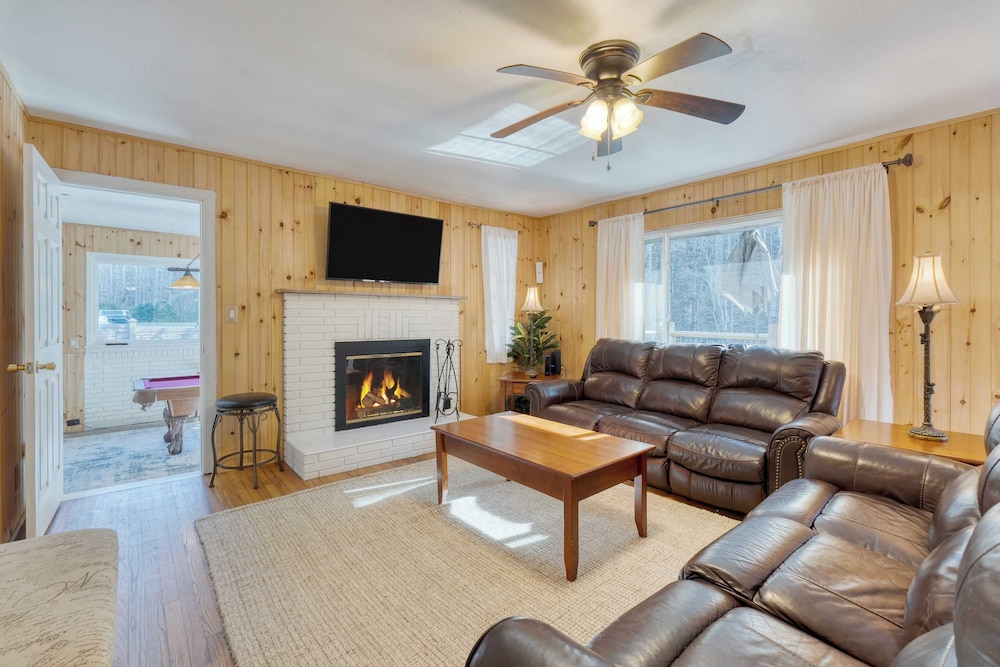 Creekside Haven by Avantstay Hot Tub, Fire Pit, Outdoor Dining Area Nestled Next to Creek
