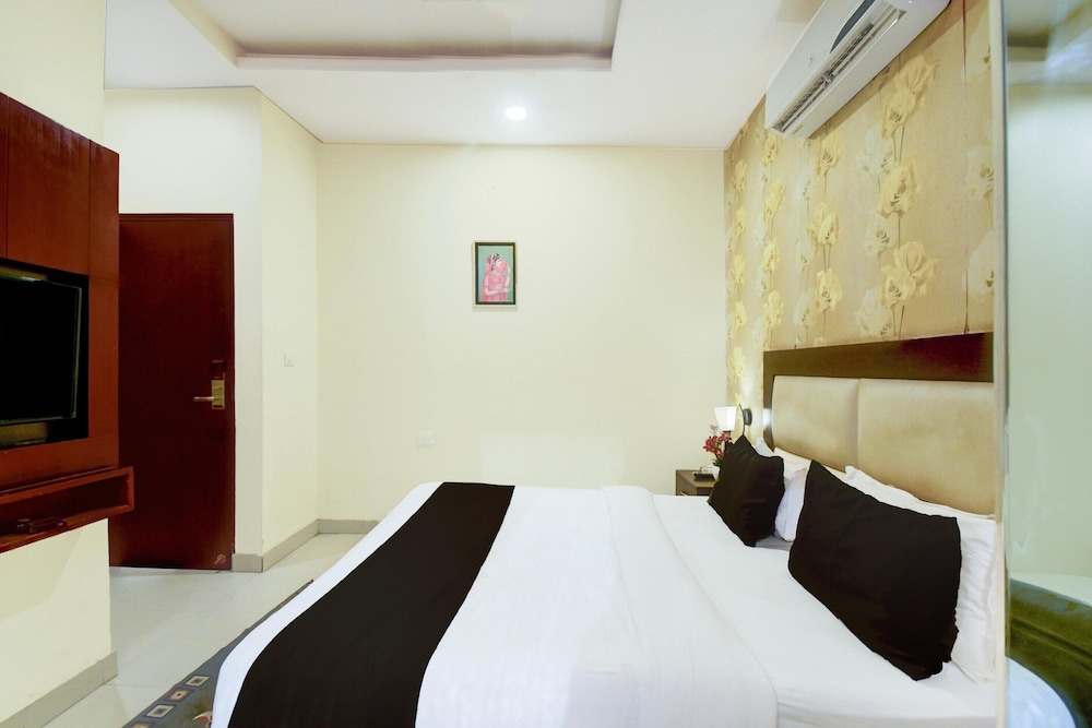 Luxury Stays With Pool Near Akshardham Temple