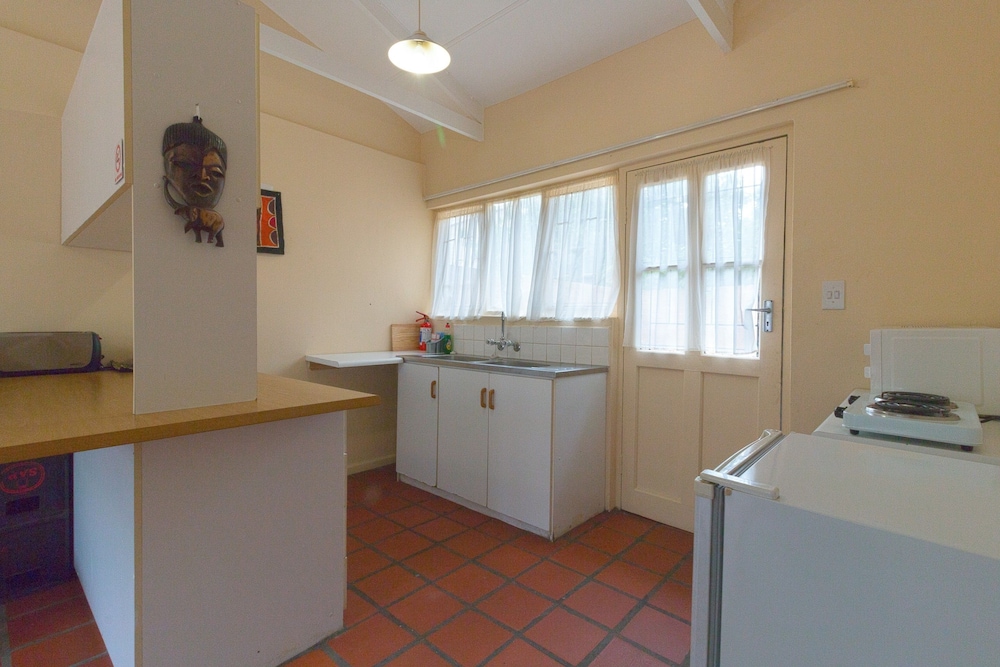 Inyathi Guest Lodge & Self Catering Chalets