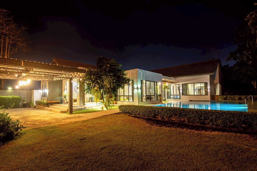 Penny - Farthing Pool Villa