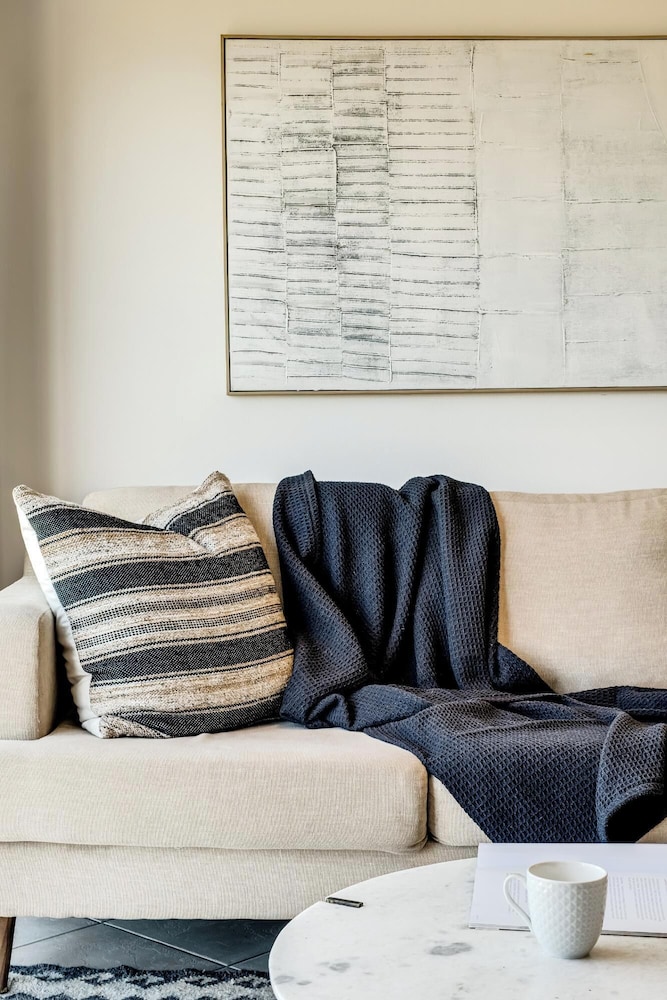Chic 2bed in Camps Bay w Sea Views Bayview Rise