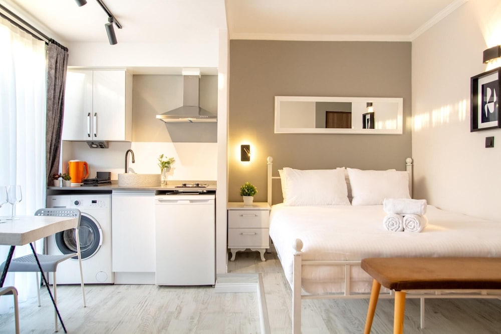 Invigorating Studio Flat Near Kordon in Alsancak photo 5