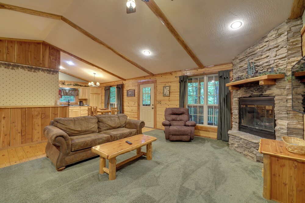 4 Mi to Lake: Wooded Log Cabin in Eureka Springs!