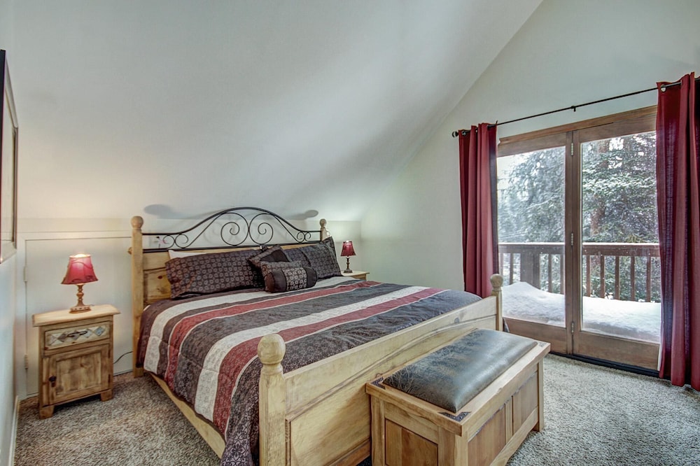 Lazy Dog Lodge 3 Bedroom Home by RedAwning