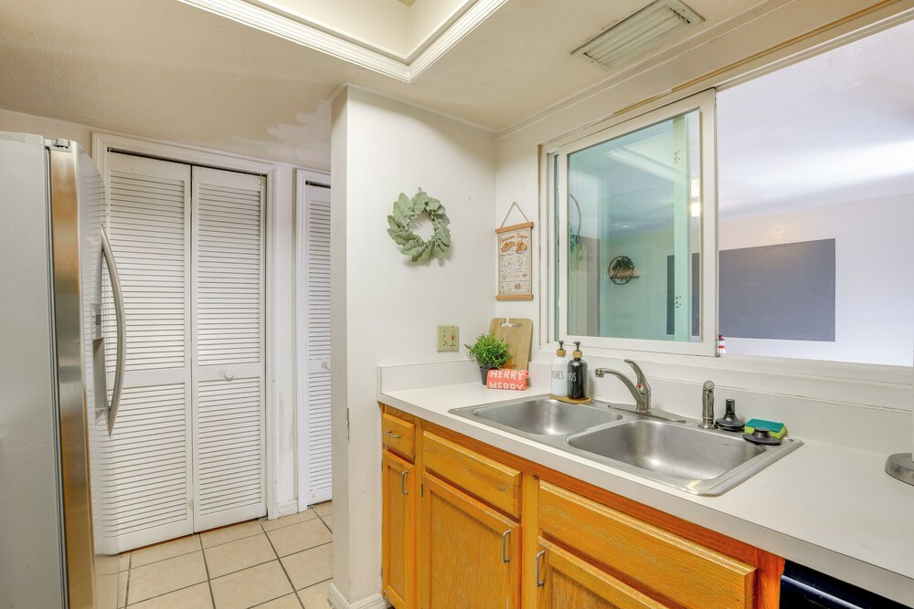 3 Mi to UF Campus: Charming Gainesville Townhome