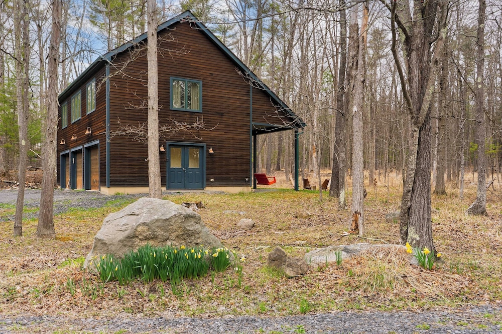 Pool+hot Tub, Firepit Near Hikes, Shops, Dining Cragswood Lodge by Avantstay