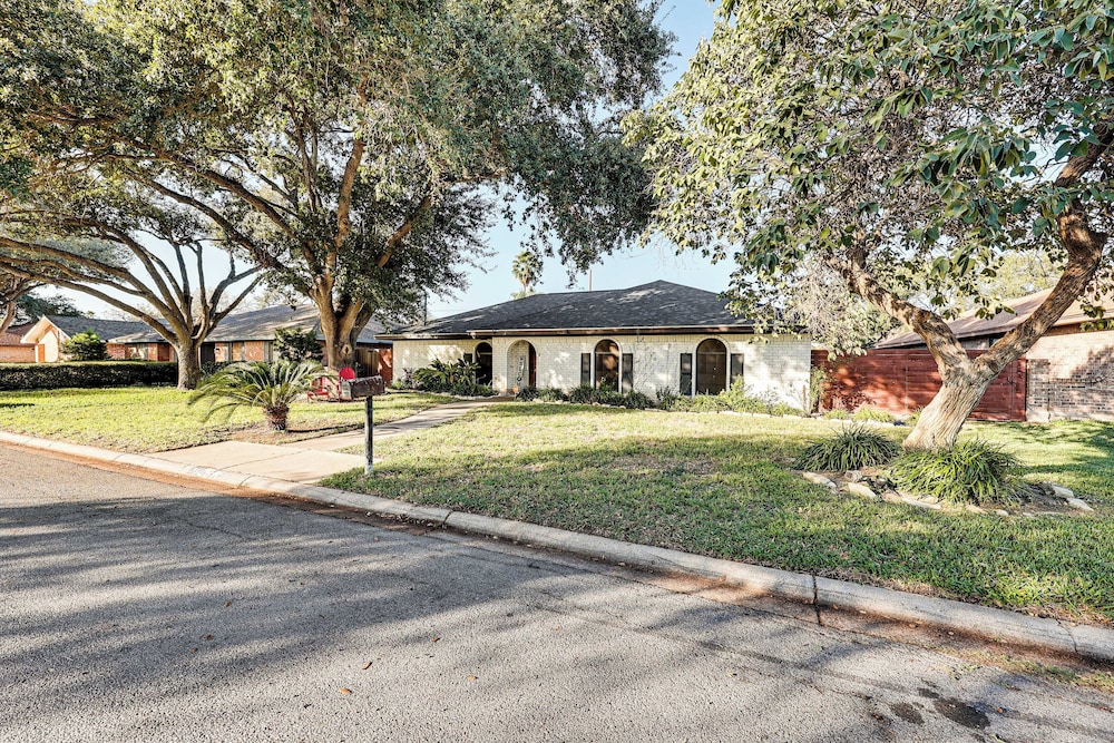 3 Mi to Downtown Mcallen: Quiet Home w/ Pool