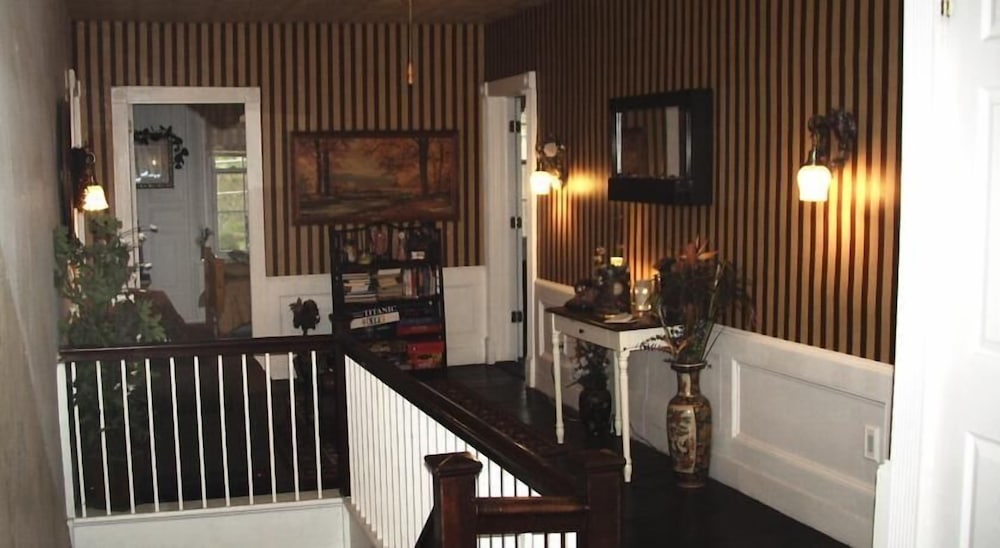 Brookside Inn At Laurens