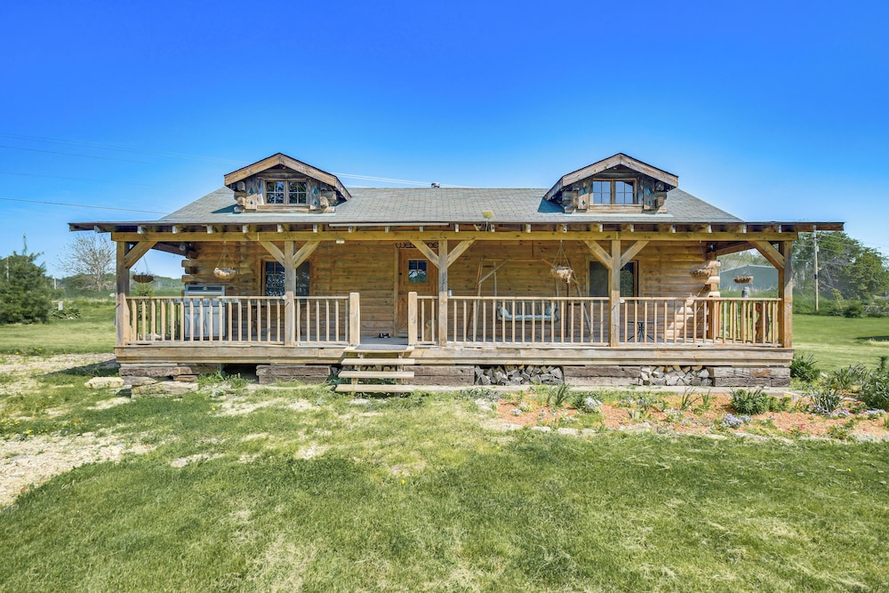 Bellevue Log Cabin w/ Gas Grill & Creek Access