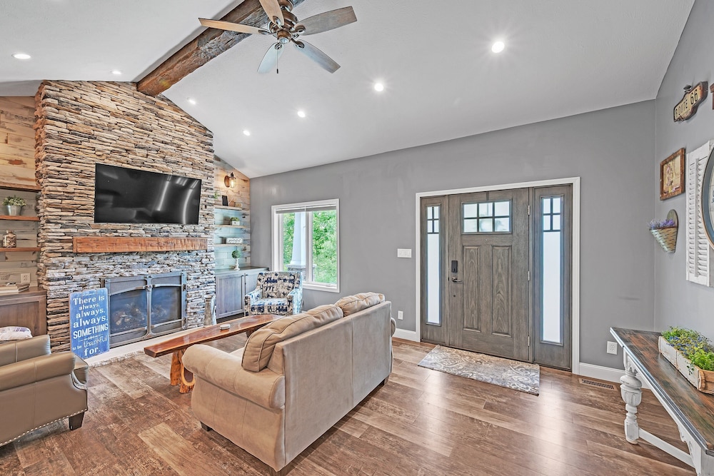 Lakeside Retreat With Hot Tub & Game Room 3 Bedroom Home